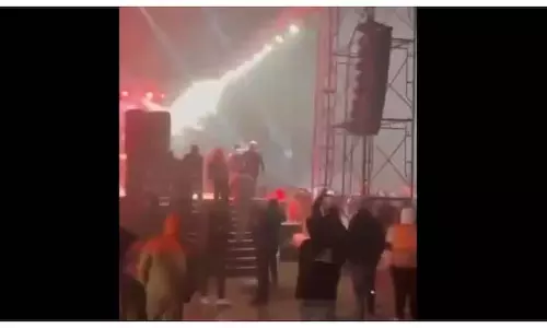 बांग्लादेश में भीड़ के पत्थर फेंकने के बाद Rockstar James का कॉन्सर्ट कैंसिल कर दिया गया बांग्लादेश में भीड़ के पत्थर फेंकने के बाद Rockstar James का कॉन्सर्ट कैंसिल कर दिया गया