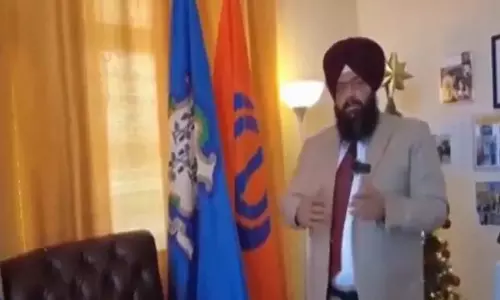 Norwich के मेयर स्वर्णजीत सिंह खालसा ने ऑफिस में सिख झंडा फहराया