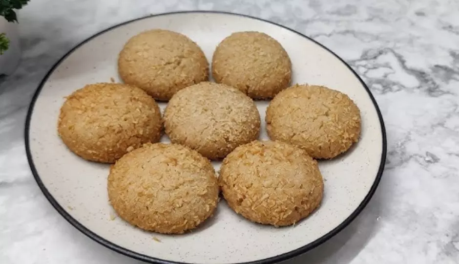 Coconut Cookies: एक बार तैयार कर कई दिनों तक लें इसका मजा