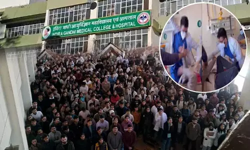 डॉक्टर को नौकरी से निकालने के बाद अनिश्चितकालीन हड़ताल, हिमाचल के IGMC में मेडिकल सर्विस ठप डॉक्टर को नौकरी से निकालने के बाद अनिश्चितकालीन हड़ताल, हिमाचल के IGMC में मेडिकल सर्विस ठप