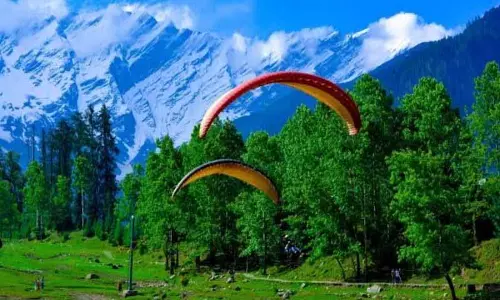 Bir Billing में पैराग्लाइडर में खराबी आने से पायलट की मौत, ट्रैफिक जाम में एम्बुलेंस में देरी