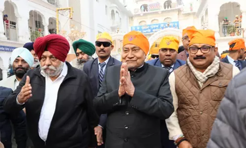 पटना: श्री गुरु गोबिंद सिंह के प्रकाश पर्व में शामिल हुए सीएम नीतीश कुमार, टेका मत्था