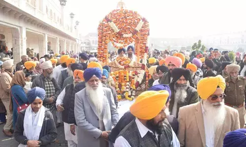 Amritsar में गुरु गोबिंद सिंह की जयंती मनाने के लिए नगर कीर्तन निकाला गया