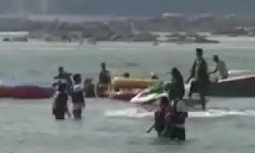 नए साल के मौके पर Sindhudurg के बीच पर टूरिस्टों की भीड़ नए साल के मौके पर Sindhudurg के बीच पर टूरिस्टों की भीड़