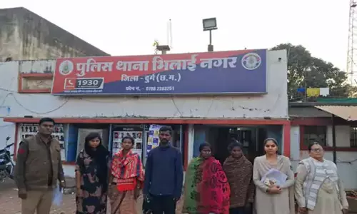 पं. धीरेंद्र शास्त्री की कथा में पुलिस ने 9 संदिग्ध महिलाओं को हिरासत में लिया पं. धीरेंद्र शास्त्री की कथा में पुलिस ने 9 संदिग्ध महिलाओं को हिरासत में लिया