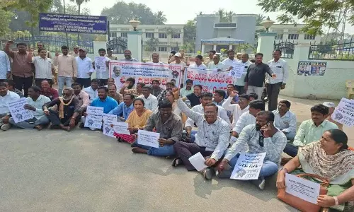 Nalgonda Collectorate के सामने पत्रकारों का विरोध प्रदर्शन Nalgonda Collectorate के सामने पत्रकारों का विरोध प्रदर्शन