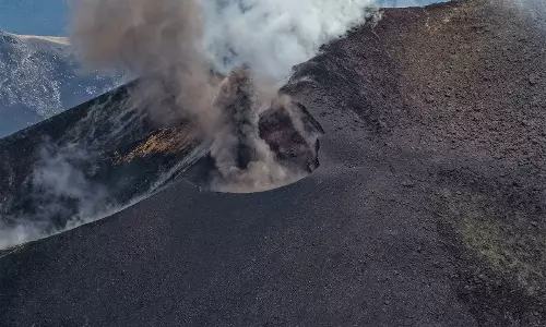 Mount Etna से हल्की राख निकल रही है, सिसिली में छिटपुट विस्फोट हो रहे Mount Etna से हल्की राख निकल रही है, सिसिली में छिटपुट विस्फोट हो रहे