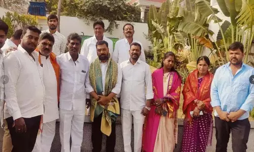 जैनपल्ली के शासक वर्ग ने पूर्व MLA पैला शेखर रेड्डी से मुलाकात की