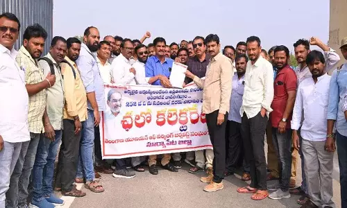 सूर्यपेट में पत्रकारों ने GO 252 के खिलाफ विरोध प्रदर्शन किया सूर्यपेट में पत्रकारों ने GO 252 के खिलाफ विरोध प्रदर्शन किया