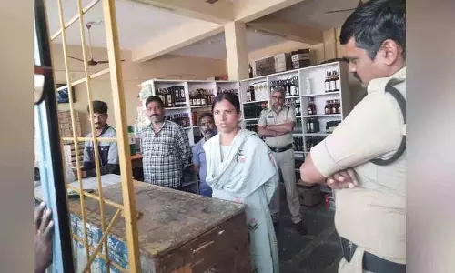 सिंगरेनी Excise Sub-Inspector ने करेपल्ली में शराब की दुकान का इंस्पेक्शन किया सिंगरेनी Excise Sub-Inspector ने करेपल्ली में शराब की दुकान का इंस्पेक्शन किया