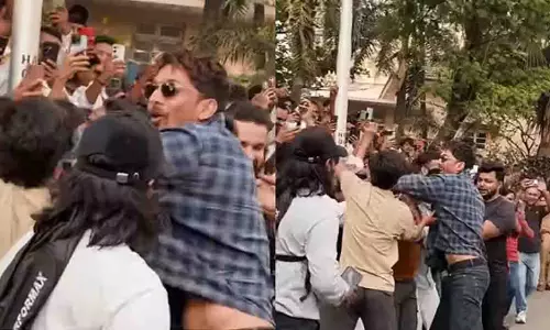 OTT रिलीज प्रमोशन के दौरान हर्षवर्धन राणे की शर्ट खिंचाई OTT रिलीज प्रमोशन के दौरान हर्षवर्धन राणे की शर्ट खिंचाई