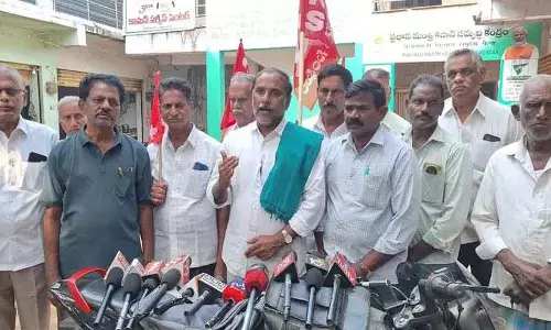 तेलंगाना में बवाल: PACS और DCCB में राजनीतिक नियुक्तियों के खिलाफ प्रदर्शन तेलंगाना में बवाल: PACS और DCCB में राजनीतिक नियुक्तियों के खिलाफ प्रदर्शन