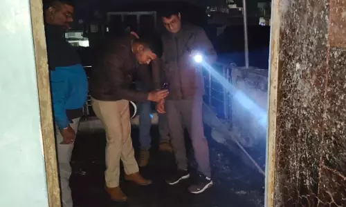 BREAKING: लाइसेंसी पटाखा व्यापारी के घर में लगी भीषण आग, चार लोग झुलसे BREAKING: लाइसेंसी पटाखा व्यापारी के घर में लगी भीषण आग, चार लोग झुलसे