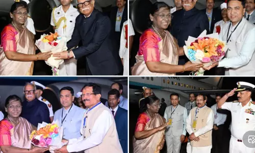 Goa पहुंचीं राष्ट्रपति द्रौपदी मुर्मू, CM और नौसेना प्रमुख ने किया भव्य स्वागत Goa पहुंचीं राष्ट्रपति द्रौपदी मुर्मू, CM और नौसेना प्रमुख ने किया भव्य स्वागत