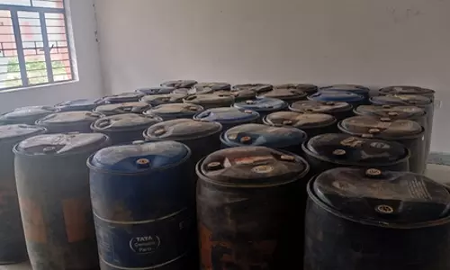 नकली पेट्रोल और डीजल बनाने वाले गिरोह के पांच लोग गिरफ्तार नकली पेट्रोल और डीजल बनाने वाले गिरोह के पांच लोग गिरफ्तार