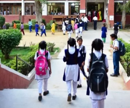 ठंड के चलते आज से 31 दिसंबर तक स्कूलों में छुट्टी, आदेश जारी ठंड के चलते आज से 31 दिसंबर तक स्कूलों में छुट्टी, आदेश जारी