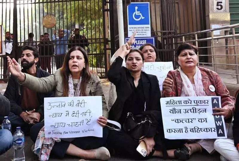उन्नाव रेप पीड़िता की मां और एक्टिविस्ट्स ने हाई कोर्ट के बाहर किया विरोध प्रदर्शन उन्नाव रेप पीड़िता की मां और एक्टिविस्ट्स ने हाई कोर्ट के बाहर किया विरोध प्रदर्शन