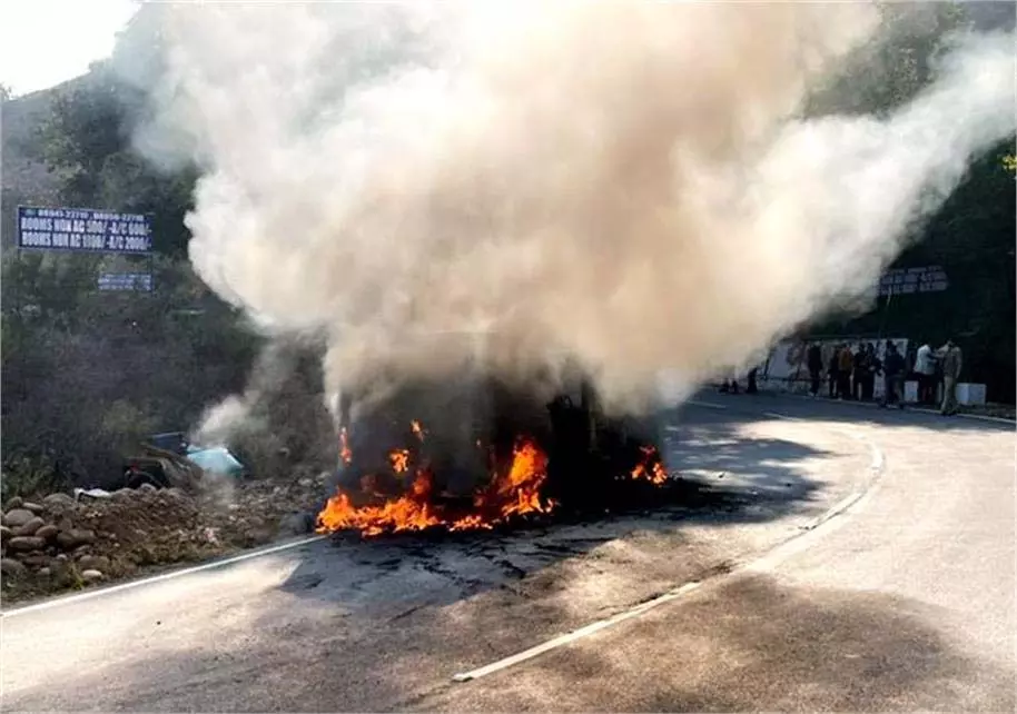 Kangra: आग का गाेला बनी टैक्सी,यात्रियों ने ऐसे बचाई जान Kangra: आग का गाेला बनी टैक्सी,यात्रियों ने ऐसे बचाई जान