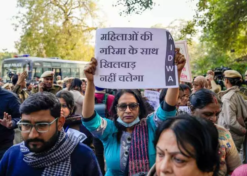 उन्नाव रेप केस: कुलदीप सेंगर की सज़ा निलंबन के खिलाफ Delhi हाई कोर्ट के बाहर विरोध उन्नाव रेप केस: कुलदीप सेंगर की सज़ा निलंबन के खिलाफ Delhi हाई कोर्ट के बाहर विरोध