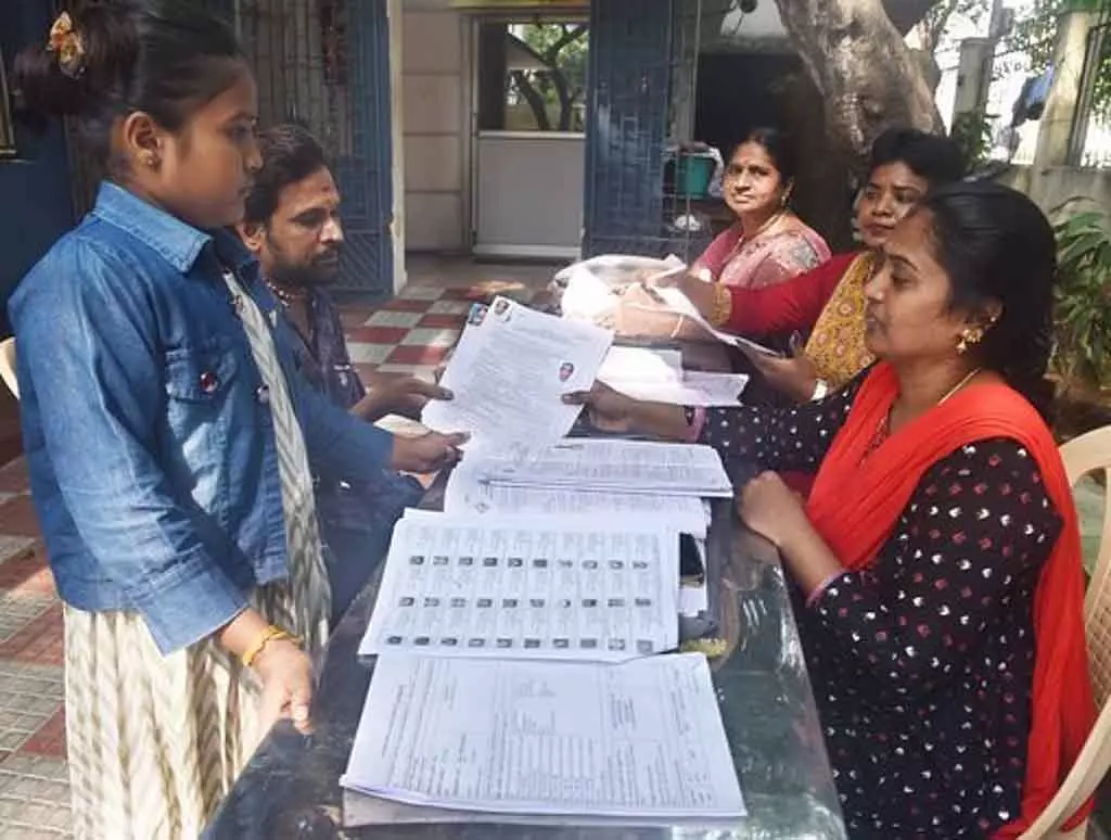 Voter लिस्ट में नाम जुड़वाने के लिए आज पूरे तमिलनाडु में स्पेशल कैंप लगाए जा रहे है Voter लिस्ट में नाम जुड़वाने के लिए आज पूरे तमिलनाडु में स्पेशल कैंप लगाए जा रहे है