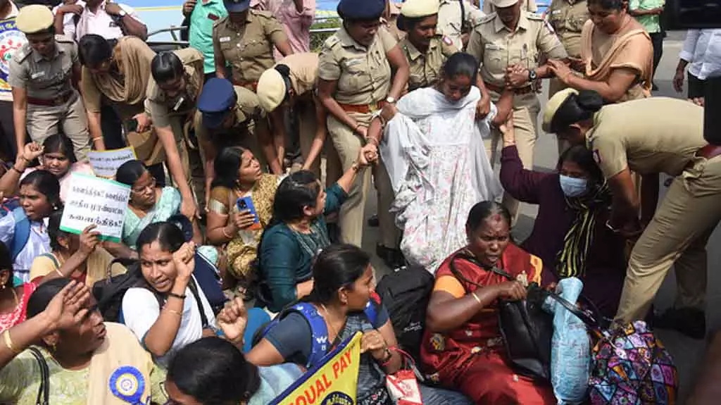 Chennai में विरोध प्रदर्शन करने पर 1,400 सेकेंडरी स्कूल टीचर गिरफ्तार Chennai में विरोध प्रदर्शन करने पर 1,400 सेकेंडरी स्कूल टीचर गिरफ्तार