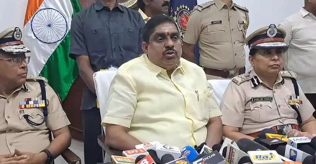 New Year celebrations : पुडुचेरी में सुरक्षा ड्यूटी पर 1,000 पुलिसकर्मी तैनात New Year celebrations : पुडुचेरी में सुरक्षा ड्यूटी पर 1,000 पुलिसकर्मी तैनात