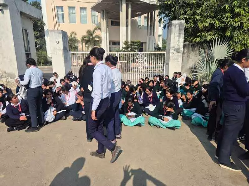 Hisar नर्सिंग छात्राएं उत्पीड़न मामले में कार्रवाई की मांग कर रही Hisar नर्सिंग छात्राएं उत्पीड़न मामले में कार्रवाई की मांग कर रही