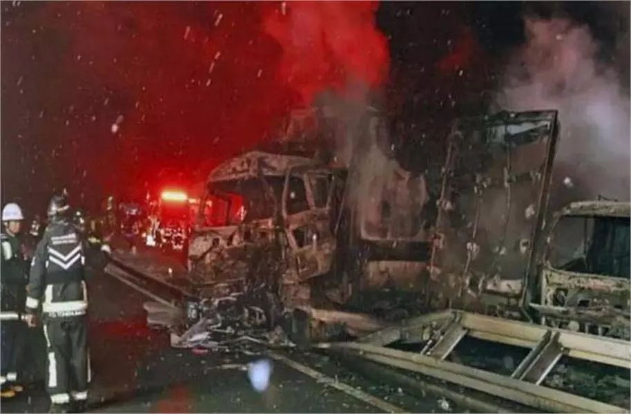 Japan: भीषण सड़क हादसा, 1 की मौत, मची चीख-पुकार Japan: भीषण सड़क हादसा, 1 की मौत, मची चीख-पुकार