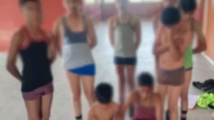 Bhopal : स्कूल टीचरों ने छात्रों के कपड़े उतरवाकर उन्हें कड़ाके की ठंड में खड़ा कर दिया Bhopal : स्कूल टीचरों ने छात्रों के कपड़े उतरवाकर उन्हें कड़ाके की ठंड में खड़ा कर दिया