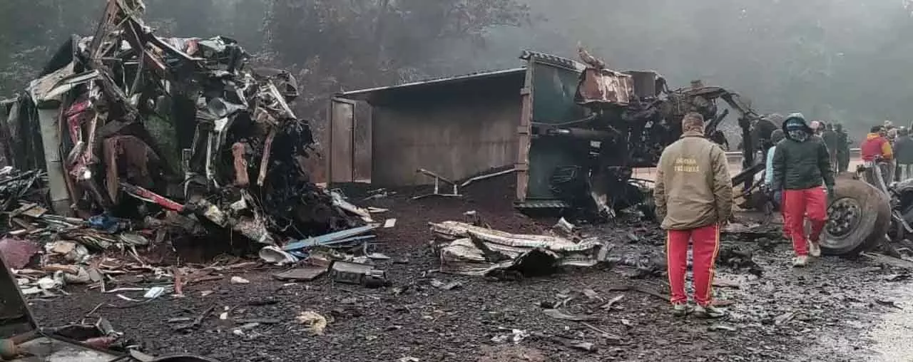 Odisha के चुनाघाटी में आमने-सामने की टक्कर के बाद आग लगने से दो ट्रक जल गए; 2 ड्राइवरों की मौत Odisha के चुनाघाटी में आमने-सामने की टक्कर के बाद आग लगने से दो ट्रक जल गए; 2 ड्राइवरों की मौत