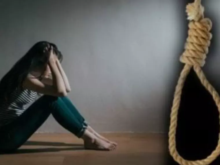 Rewari: आत्महत्या की चेतावनी देकर महिला ने मांगा इंसाफ Rewari: आत्महत्या की चेतावनी देकर महिला ने मांगा इंसाफ