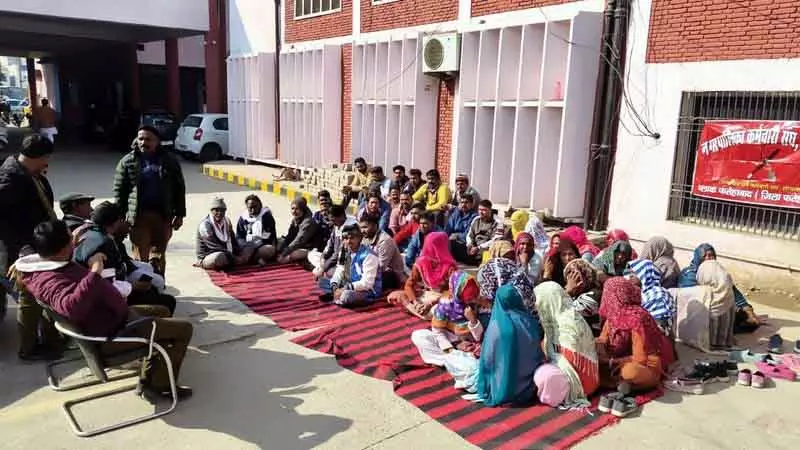 Fatehabad में 70 से ज़्यादा सफाई कर्मचारियों ने नौकरी जाने के विरोध में प्रदर्शन किया Fatehabad में 70 से ज़्यादा सफाई कर्मचारियों ने नौकरी जाने के विरोध में प्रदर्शन किया