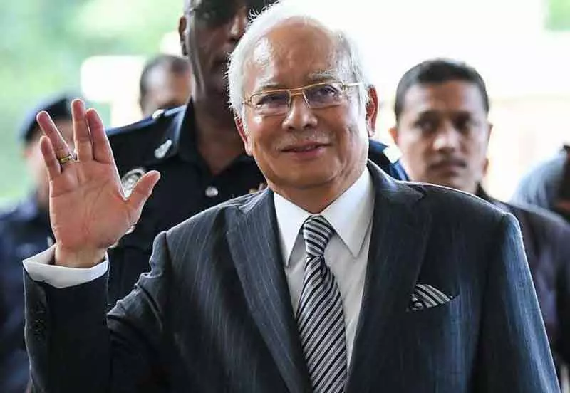 Malaysia के पूर्व PM को भ्रष्टाचार में 15 साल की सज़ा और $2.8 बिलियन जुर्माना Malaysia के पूर्व PM को भ्रष्टाचार में 15 साल की सज़ा और $2.8 बिलियन जुर्माना