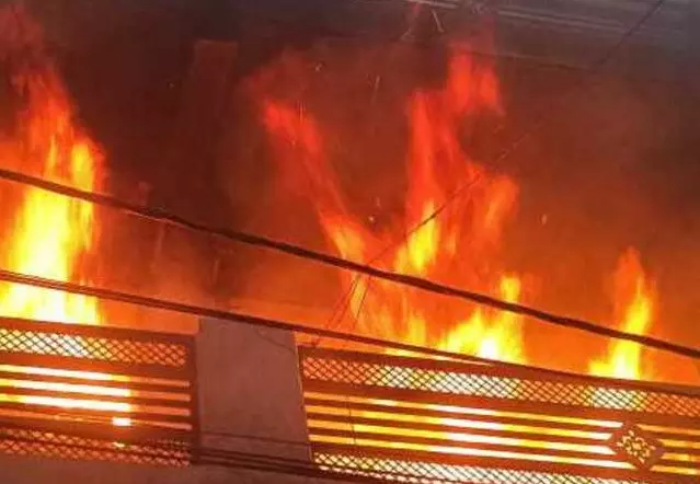 Mohammadabad: किराना दुकान में आग से हुए भारी नुकसान का अनुमान Mohammadabad: किराना दुकान में आग से हुए भारी नुकसान का अनुमान