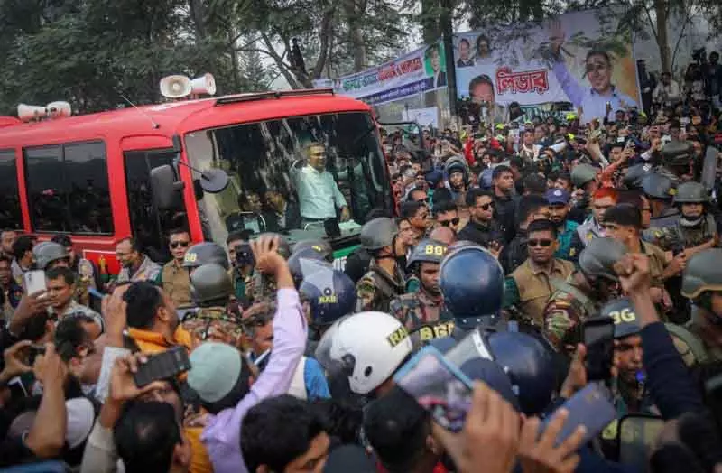 Dhaka में हादी की हत्या पर गुस्सा, तारिक रहमान ने पिता की कब्र पर श्रद्धांजलि दी Dhaka में हादी की हत्या पर गुस्सा, तारिक रहमान ने पिता की कब्र पर श्रद्धांजलि दी