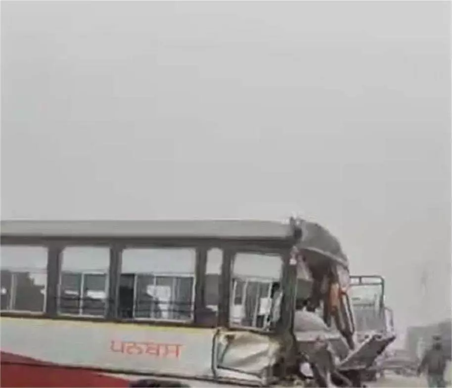 Punjab Accident : रोडवेज बस की टिप्पर के साथ भयानक टक्कर, उड़े परखच्चे Punjab Accident : रोडवेज बस की टिप्पर के साथ भयानक टक्कर, उड़े परखच्चे