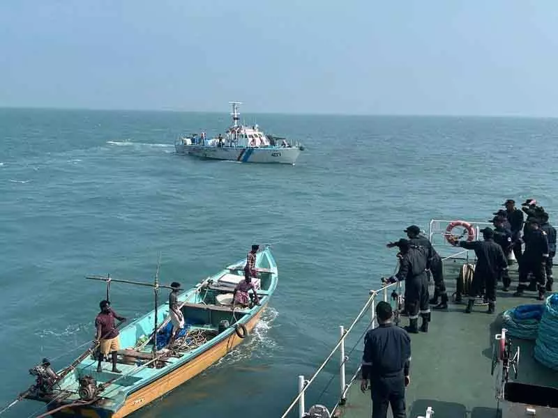ICGS रानी दुर्गावती ने श्रीलंकाई अधिकारियों से भारतीय मछुआरों की वापसी में मदद की ICGS रानी दुर्गावती ने श्रीलंकाई अधिकारियों से भारतीय मछुआरों की वापसी में मदद की