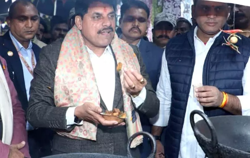 Bhopal: डॉ. यादव ने मालवा के खानपान का आनंद लिया Bhopal: डॉ. यादव ने मालवा के खानपान का आनंद लिया