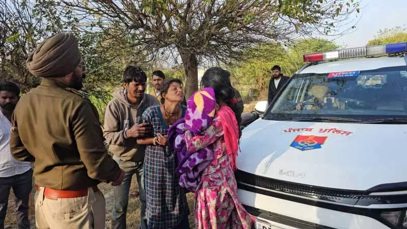 Punjab: पति ने पत्नी को नहर में ‘धक्का’ दिया, बच्चा बह गया Punjab: पति ने पत्नी को नहर में ‘धक्का’ दिया, बच्चा बह गया