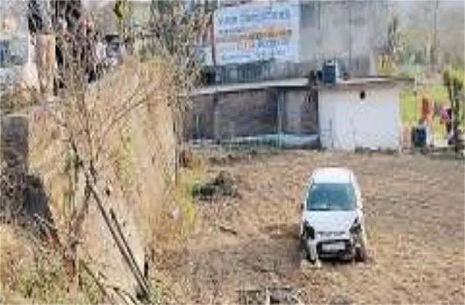 Shimla accident: अचानक सामने आया पशु, खेत में जा गिरी कार Shimla accident: अचानक सामने आया पशु, खेत में जा गिरी कार