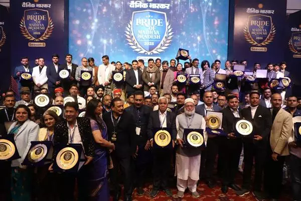 Bhopal: प्राइड ऑफ मध्यप्रदेश-2025 में सम्मानित विभूतियों का राज्य में हुआ स्वागत Bhopal: प्राइड ऑफ मध्यप्रदेश-2025 में सम्मानित विभूतियों का राज्य में हुआ स्वागत