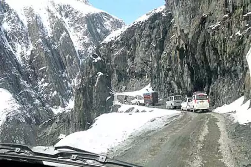 Ladakh में ठंड का प्रकोप बढ़ा, 30 दिसंबर से ज़ोजिला एक्सिस पर बर्फबारी की संभावना। Ladakh में ठंड का प्रकोप बढ़ा, 30 दिसंबर से ज़ोजिला एक्सिस पर बर्फबारी की संभावना।