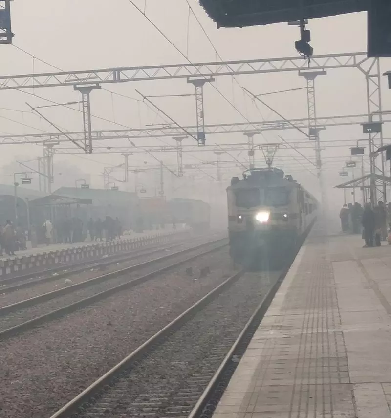 Haryana : कोहरे की वजह से ट्रेन सर्विस पटरी से उतरी, ट्रेनें 10 घंटे तक लेट हुईं Haryana : कोहरे की वजह से ट्रेन सर्विस पटरी से उतरी, ट्रेनें 10 घंटे तक लेट हुईं