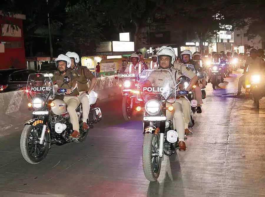 New Years Eve : एम.जी. रोड, चर्च रोड, कोरमंगला में पुलिस पेट्रोलिंग New Years Eve : एम.जी. रोड, चर्च रोड, कोरमंगला में पुलिस पेट्रोलिंग