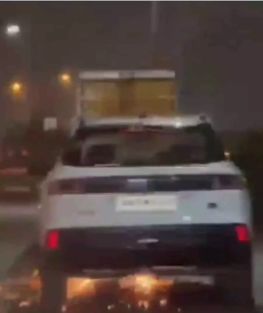 Bengaluru : सुमनहल्ली फ्लाईओवर पर कार ने बुलेट बाइक को खींच लिया Bengaluru : सुमनहल्ली फ्लाईओवर पर कार ने बुलेट बाइक को खींच लिया
