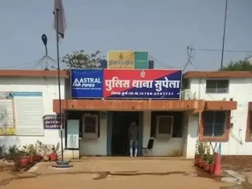 ऑडी कार पर नजर फेरने पर छात्र को पीटा, भिलाई में सरेआम गुंडागर्दी ऑडी कार पर नजर फेरने पर छात्र को पीटा, भिलाई में सरेआम गुंडागर्दी
