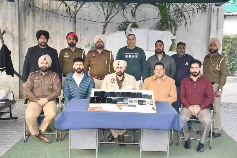 Ludhiana: तीन लोग पकड़े गए, चोरी के मोबाइल, बाइक जब्त Ludhiana: तीन लोग पकड़े गए, चोरी के मोबाइल, बाइक जब्त
