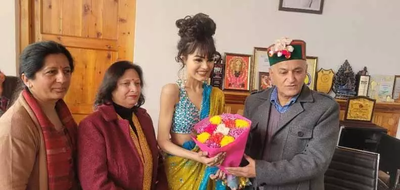 Shimla के मेयर ने मिस इंडिया अर्थ को सम्मानित किया Shimla के मेयर ने मिस इंडिया अर्थ को सम्मानित किया
