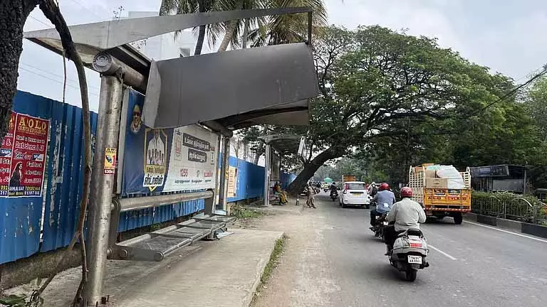 Chennai: गांधी नगर में खराब बस शेल्टर की छत की मरम्मत करें, यात्रियों से अपील Chennai: गांधी नगर में खराब बस शेल्टर की छत की मरम्मत करें, यात्रियों से अपील