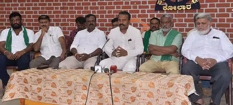 सिंचाई के नाम पर 30,000 करोड़ रुपये की हेराफेरी: Anjaneya Reddy सिंचाई के नाम पर 30,000 करोड़ रुपये की हेराफेरी: Anjaneya Reddy